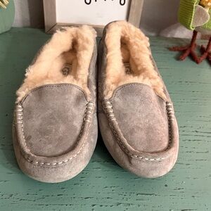 UGG Gray Suede Women's Slippers SZ 5 box 50